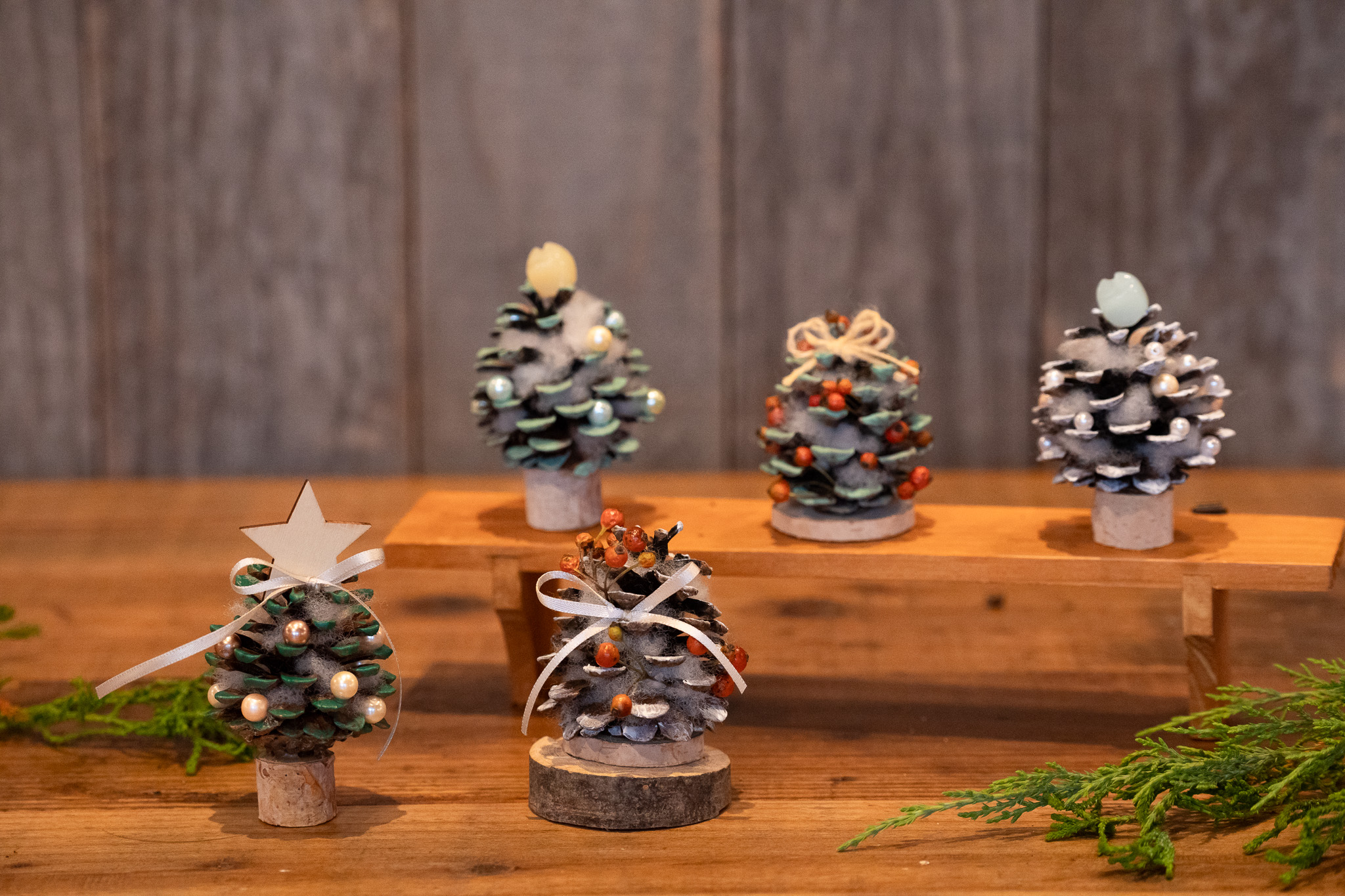 サムネイル: 松ぼっくりのクリスマスツリー