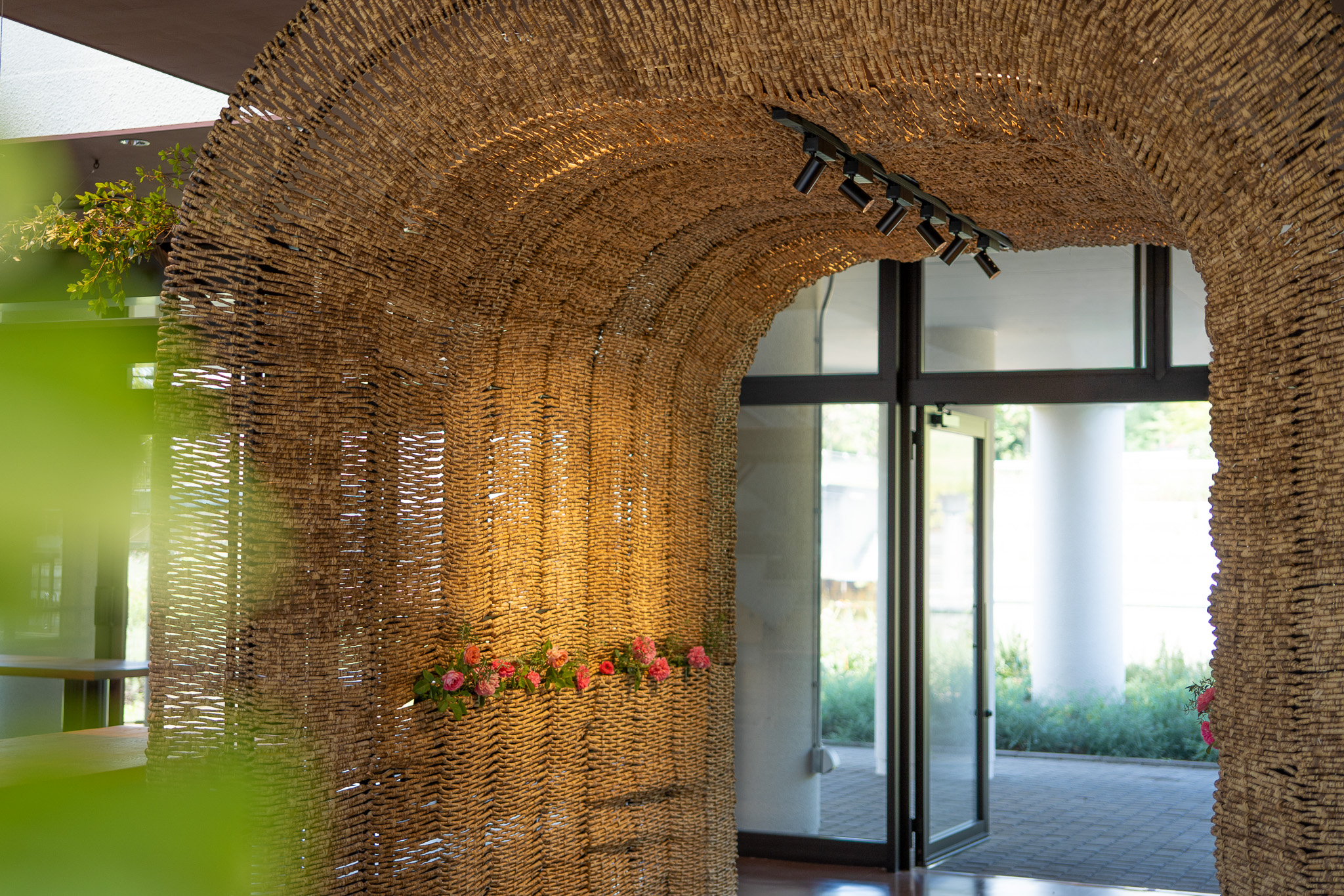 サムネイル: 「竹皮編み」が創り出す上質な空間と伝統の体験をぐんまフラワーパークプラスで。