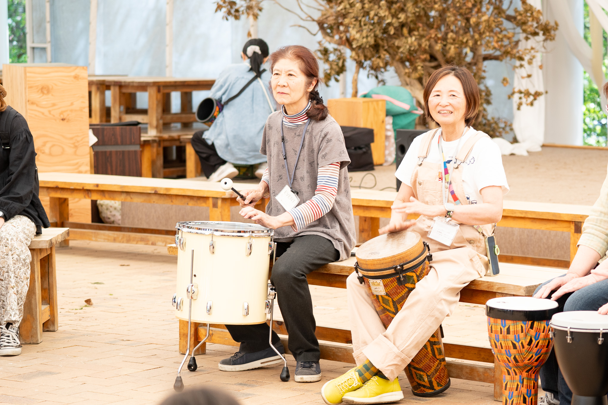 サムネイル: バラのガーデンと楽しむ、初夏の花畑音楽ライブ