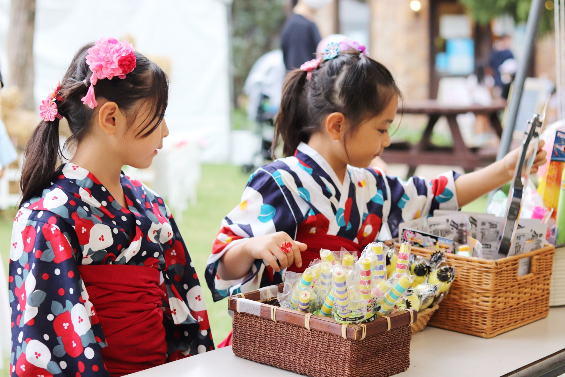 サムネイル: 子ども無料＆大人通常料金より400円引き！縁日、花火、音楽など…盛りだくさんの納涼祭フラワーアワー
